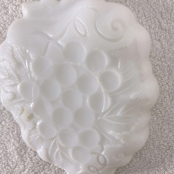 Vintage Milk Glass Grapes Embossed Textured Bowl Dish Snack Dish Trinket Dish - Picture 7 of 10